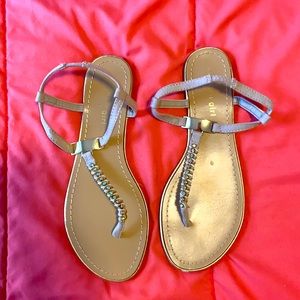 Thong sandals with jewel accents